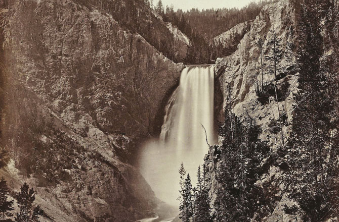 تصویر کا نام: Great Falls of the Yellowstone، گریٹ فالس آف دی یلو اسٹون، فوٹو گرافر: ولیم ہنری جیکسن، کب کھینچی گئی؟: ۱۸۷۱ء، یہ تصویر ۱۸۷۱ء میں امریکی ماہر ارضیات فردیناند وینڈیویر ہیڈن کے &rsquo;&rsquo;جیولوجیکل سروے آف دی ٹیریٹریز&lsquo;&lsquo; کے درمیان وزارت داخلہ کیلئے لی گئی تھی۔ تصویر میں یلو اسٹون نیشنل پارک کے یلو اسٹون ریور کے آبشار کا پانی وادی میں گررہا ہے۔ یلو اسٹون ریور ایک ہزار ۰۸۰؍ کلومیٹر طویل ہے۔ یلو اسٹون امریکہ کا پہلا نیشنل پارک ہے۔
