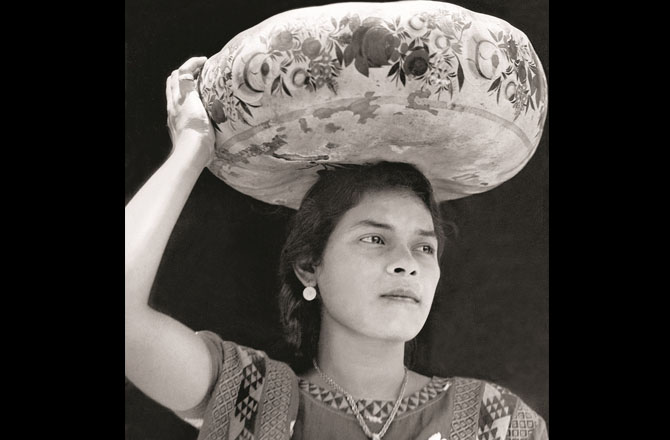 تصویر کا نام: ویمن آف تھوانتپک، (Woman of Tehuantepec)، فوٹو گرافر: ٹینا مودوتی، کب کھینچی گئی؟: ۱۹۲۹ء،زیر نظر تصویر میں میکسیکو کے شہر تھوانتپک کی ایک خاتون کو دکھایا گیا ہے جس کے سر پر لوکی کی ٹوکری ہے۔ یہ تصویر تھوانتپک خاتون کے روایتی لباس کو دکھانے کیلئے مشہور ہے جسے میکسیکن مصور فریدہ کالو نے بھی اپنی تصویر میں نمایاں کیا ہے۔ اس تصویر کو امریکی میگزین لائف نے اپنی ۱۰۰؍ ایسی تصاویر میں شامل کیا تھا جنہوں نے دنیا کو تبدیل کردیا۔
