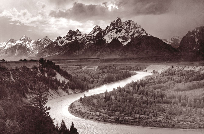 تصویر کا نام: دی ٹیٹونس اینڈ دی اسنیک ریور ، The Tetons and the Snake River، فوٹو گرافر:اینسل ایڈیمز، کب کھینچی گئی؟: ۱۹۴۲ء، زیر نظر بلیک اینڈ وہائٹ تصویر گرینڈ ٹیٹن نیشنل پارک، وائیومنگ کی ہے جس میں پہاڑ کی وادی میں اسنیک ریورکو دکھایا گیا۔ اس دریا کی شکل سانپ جیسی ہے اسی لئے اسے &rsquo;&rsquo;اسنیک ریور&lsquo;&lsquo; کا نام دیا گیا ہے۔۲۰۲۰ء میں سوتھ بے ، نیویارک نے۹۸۸؍ڈالر میںیہ تصویر خرید لی تھی۔