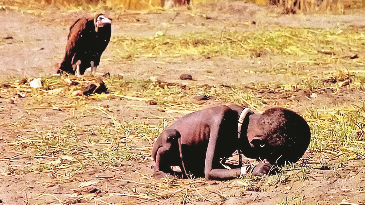تصویر کا نام: ولچر اینڈ دی لٹل گرل ، The Vulture and the Little Girl ، فوٹو گرافر:کیون کارٹر، کب کھینچی گئی؟: ۱۹۹۳ء، زیر نظر تصویر ۲۶؍ مارچ ۱۹۹۳ء کونیویارک ٹائمز میں شائع ہوئی تھی۔ اس تصویر میں بھکمری سے متاثرہ سوڈان کے ایک بچے کو دکھایا گیا ہے جو بھوک کی شدت سے نڈھال ہوکر زمین پر گر گیا ہے جبکہ گدھ اس پر نظریں جمائے بیٹھا اس کے مرنے کا انتظار کر رہا ہے۔ ۱۹۹۴ء میں کیون کو اس تصویر کیلئے پلٹزر پرائز تفویض کیاگیاتھا۔