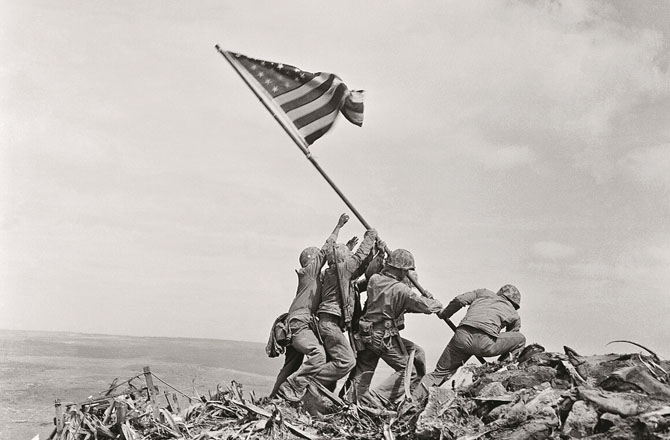 تصویر کا نام: ریسنگ دی فلیگ آن ایوو جیما، Raising the Flag on Iwo Jima، فوٹو گرافر:جو روزینتھل،کب کھینچی گئی؟: ۱۹۴۵ء، زیر نظر تصویر میں &rsquo;&rsquo;پیسفک وار&lsquo;&lsquo; کے اختتامی مرحلے میں &rsquo;&rsquo;ایوو جیما کی جنگ&lsquo;&lsquo; کے دوران امریکی بحریہ کے ۶؍ فوجی کوہ سوریباچی پر پرچم نصب کر رہے ہیں۔ یہ تصویر دو دن بعد اتوار کے اخبار میں شائع ہوئی تھی۔ ۱۹۴۵ء &nbsp;میں اس تصویر کو پلٹرز پرائز دیاگیا تھا۔ کئی اخبارات نے اسے شائع کیا تھا۔