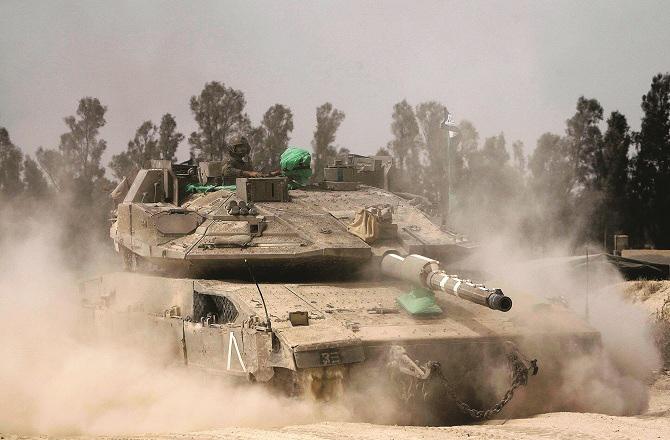 Israel deployed several tanks in areas bordering the Gaza Strip on Sunday. Photo: INN