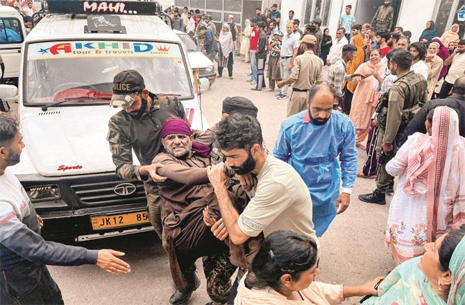 Those injured in the Pakistani army shelling are being taken to the hospital. (PTI)
