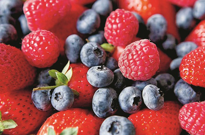 بیریز(Berries)&nbsp;بیریز جیسے اسٹرابیری، بلیو بیری اور بلیک بیری ذیابیطس کے مریضوں کیلئے بہترین انتخاب ہیں۔ ان میں اینٹی آکسیڈنٹس، فائبر اور وٹامن سی وافر مقدار میں پایا جاتا ہے جو انسولین کی کارکردگی کو بڑھاتے ہیں۔