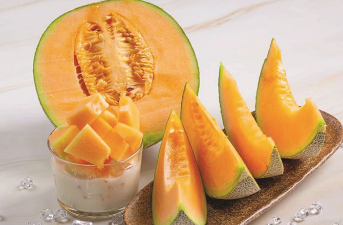 خربوزہ (Muskmelon)یہ ایک ایسا پھل ہے جس میںپانی کی مقدار زیادہ ہوتی ہے۔ تاہم، اس کا استعمال اعتدال سے کیا جانا چاہئے۔مناسب مقدار میں کھانے سے یہ بلڈ شوگر کی سطح پر منفی اثر نہیں ڈالتا اور توانائی بھی فراہم کرتا ہے۔