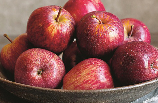 سیب (Apple)اگرچہ سیب سردیوں کا پھل ہے لیکن بعض علاقوں میں گرمیوں میں بھی دستیاب ہوتا ہے۔ اس میں موجود &rsquo;&rsquo;پیکٹن&lsquo;&lsquo; آنتوں سے شوگر کے جذب کو سست کرتا ہے جس سے بلڈ شوگر کی سطح کو قابو میں رکھا جا سکتا ہے۔