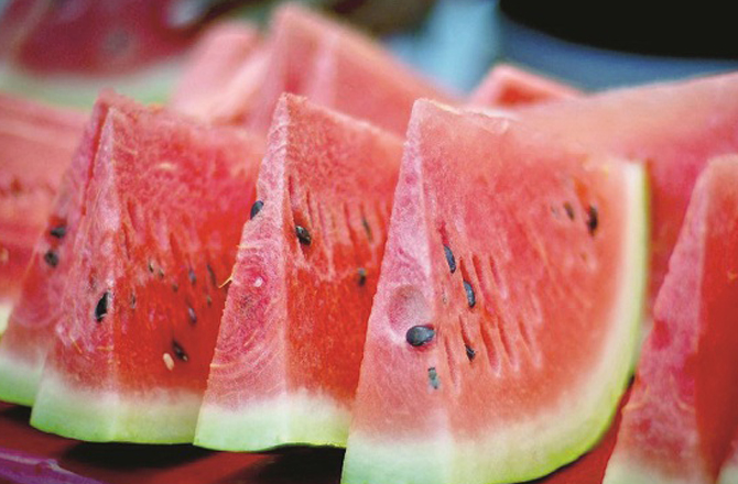 تربوز(Watermelon)تربوز گرمیوں کا ایک مقبول پھل ہے۔ اس کا گلیسیمک لوڈ (GL) اگر اعتدال میں کھایا جائے تو کم رہتا ہے یعنی شوگر میں اچانک بڑا اضافہ نہیں ہوتا۔اسے دن کے وقت کھانا زیادہ مفید ثابت ہوتا ہے۔
