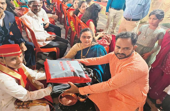 Imran Syed and his wife can be seen giving gifts to Pratibha`s groom.