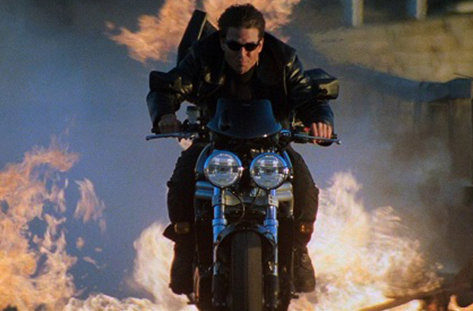 مشن: امپاسبل ۲ (Mission: Impossible 2): فرنچائز کی دوسری فلم ۲۴؍ مئی ۲۰۰۰ء کو ریلیز ہوئی تھی جس کی ہدایتکاری جون وو نے کی تھی۔ اس فلم نے باکس آفس پر ۵۷؍ کروڑ، ۸؍ لاکھ ۴۵؍ ہزار ۲۹۷؍ کروڑ ڈالر کا کاروبار کیا تھا۔