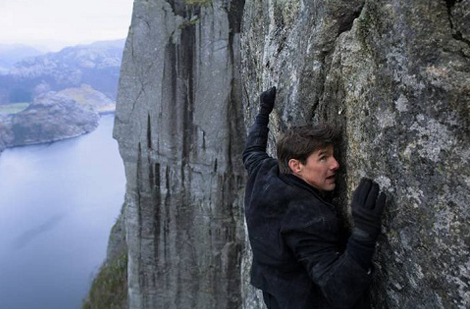 مشن: امپاسبل۔ فال آؤٹ (Mission: Impossible &ndash; Fallout): فرنچائز کی چھٹی فلم ۲۷؍ جون ۲۰۱۸ء کو ریلیز ہوئی تھی جس کی ہدایتکاری کرسٹوفر میک کیوری نے کی تھی۔ اس فلم نے باکس آفس پر ۲۲؍ کروڑ ۱۵؍ لاکھ ۹؍ ہزار ۱۰۴؍ کروڑ ڈالر کا کاروبار کیا تھا۔