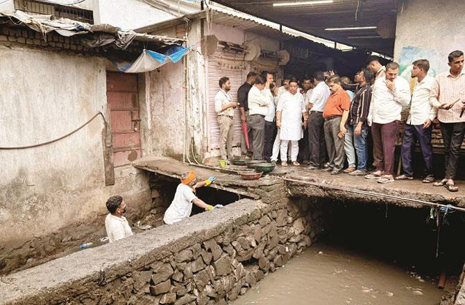 MP Suresh Mahatre inspecting the cleanliness of the drain. Photo: INN