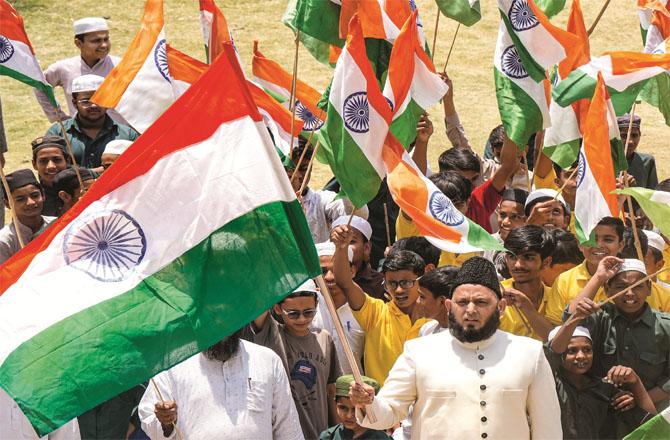 Maulana Khalid Rashid leading a rally in praise and support of the Farangi Local Army. (Photo: PTI)