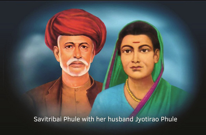ساوتری بائی پھلے (Savitribai Phule)&nbsp;ساوتری بائی پھلے کی شادی ۹؍ برس کی عمر میں جیوتی راؤ پھلے سے کردی گئی تھی۔ شادی کے بعد ساوتری بائی نے نہ صرف اپنی تعلیم مکمل کی بلکہ ہندوستان کی پہلی خاتون ٹیچر بھی بن گئیں۔ اپنے شوہر کے ساتھ انہوں نے پونے میں لڑکیوں کا ایک اسکول شروع کیا۔ اس وقت لڑکیوں کو تعلیم دینے کا رواج نہیں تھا۔ لیکن ساوتری بائی نے لڑکیوں کی تعلیم کیلئے جدوجہد ہمیشہ جاری رکھی۔ ان کا تعلق مہاراشٹر سے تھا۔ انہوں نے حقوق نسواں کیلئے بھی آواز بلند کی تھی۔ ساوتری بائی نے ہندوستان میں ذات پات اور جنس کی بنیاد پر امتیازی سلوک کو ختم کرنے کیلئے بھی کئی کام کئے تھے جن میں ان کے شوہر نے ہمیشہ ان کا ساتھ دیا تھا۔سرکاری دستاویزات کے مطابق جیوتی راؤ پھلے نے ساوتری بائی کو گھر ہی پر ابتدائی تعلیم دی تھی۔ ساوتری بائی کو ملک کی پہلی خاتون ہیڈ مسٹریس بھی کہا جاتا ہے۔ وہ ۳؍ جنوری ۱۸۳۱ء کو ضلع ستارا کے گاؤں نائیگاوں میں پیدا ہوئی تھیں۔ ان کا انتقال ۱۰؍ مارچ ۱۸۹۷ء کو ۶۶؍ سال کی عمر میں پونے میں ہوا تھا۔