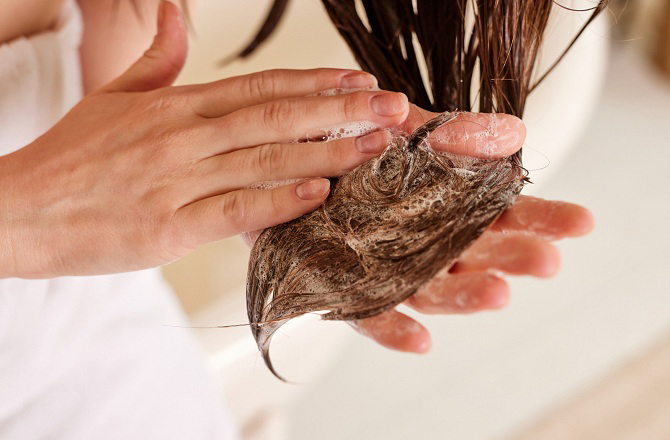 آپ کو باقی کے بالوں میں شیمپو لگانے کی ضرورت نہیں ہے کیونکہ اوپر کے بالوں کو دھوتے وقت یہ بھی صاف ہوجائے گا۔ یاد رکھئے کہ شیمپو سر کیلئے ہے اور کنڈیشنر بالوں کیلئے۔