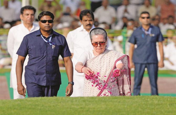 Sonia Gandhi paid tributes