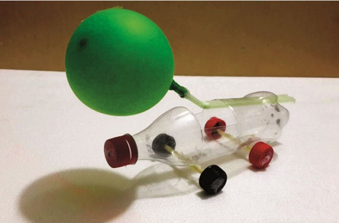 بلون کار (Balloon Car)اشیاء: کارڈ بورڈ، اسکیچ ٹیپ، اسٹراء، پلاسٹک کی ڈھکن والی وہیل، بلون۔&nbsp;مقصد: حرکیات اور دباؤ کی قوت (Force &amp; Motion) سیکھنا۔&nbsp;طریقہ: کارڈ بورڈ، پنسل، اسٹرا، پلاسٹک ڈھکن اور غبارہ سے ایک کار بنائیں۔ غبارے میں ہوا بھر کر اسٹرا کے ذریعے پیچھے لگائیں اور چھوڑنے پر کار حرکت کرے گی۔ اس سے ہوا کے دباؤ اور حرکت کے اصول سمجھنے میں مدد ملے گی۔ یہ سائنسی تجربہ فزکس کے کئی اصولوں کی بنیاد ہے اس لئے یہ طلبہ کیلئے کار آمد ثابت ہوسکتا ہے۔&nbsp;