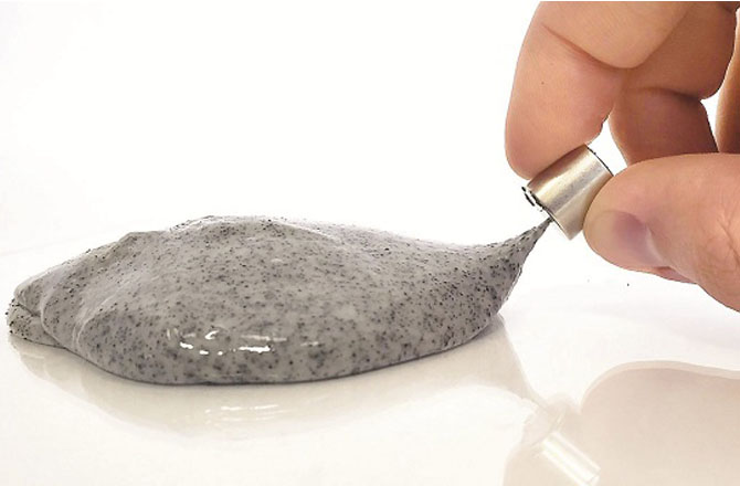 مقناطیسی سلائم (Magnetic Slime)&nbsp;اشیاء: ایلمرز گلو، مائع نشاستہ، آئرن آکسائیڈ پاؤڈر، نیوڈیمیم مقناطیس۔&nbsp;مقصد: مقناطیسیت اور مادے کی خصوصیات کے بارے میں سیکھنا۔&nbsp;طریقہ: ایک پیالے میں ایلمرز گلو اور مائع نشاستہ ملا کر سلائم بنائیں پھر اس میں آئرن آکسائیڈ پاؤڈر شامل کرکے اچھی طرح مکس کریں۔ تیار شدہ سلائم کو نیوڈیمیم مقناطیس کے قریب لائیں اور مشاہدہ کریں کہ کس طرح سلائم مقناطیس کی طرف کھنچتا ہے۔ یہ مقناطیسی میدان اور مادے کی تعاملات کاعملی تجربہ ہے۔ ​