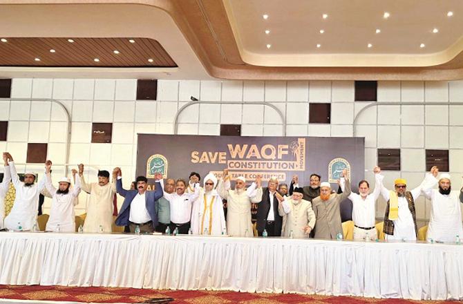 Leaders demonstrate unity at a public meeting at Islamia College Ground near MGM Circle, Warangal. Photo: INN