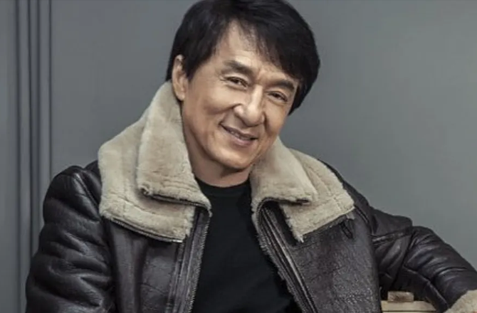 <p>جیکی چین: ہانگ کانگ سے تعلق رکھنے والے جیکی چین &nbsp;ایک بین الاقوامی اسٹار کے طور پر جانے جاتے ہیں۔ حال ہی میں اداکار کی موت کی خبریں منظر عام پر آئی تھیں تاہم اداکار کے اہل خانہ نے ان خبروں کی تردید کی تھی۔ تاہم، اس سے قبل اداکار کی موت کی خبریں ۲۰۱۵ء میں منظر عام پر آئی تھیں۔</p>