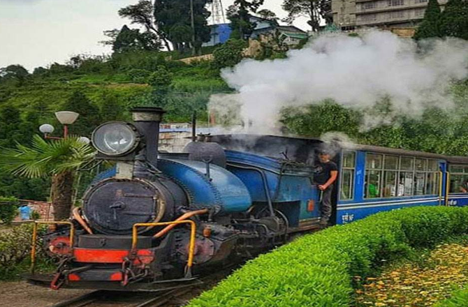 <p>دارجلنگ ہمالیائی ریلوے، ہندوستان(۱۸۸۱ء میں شروع کیا گیا): یونیسکو کے عالمی ثقافتی ورثے کی جگہ، یہ نیرو گیج &rsquo;&rsquo;کھلونا ٹرین&lsquo;&lsquo; میدانی علاقوں سے پہاڑیوں تک چڑھتی ہے۔ یہ اپنے ورثے اور قدرتی راستوں کے لیے قابل قدر، تقریباً کوئی تبدیلی کے بغیر کام جاری رکھے ہوئے ہے۔</p>