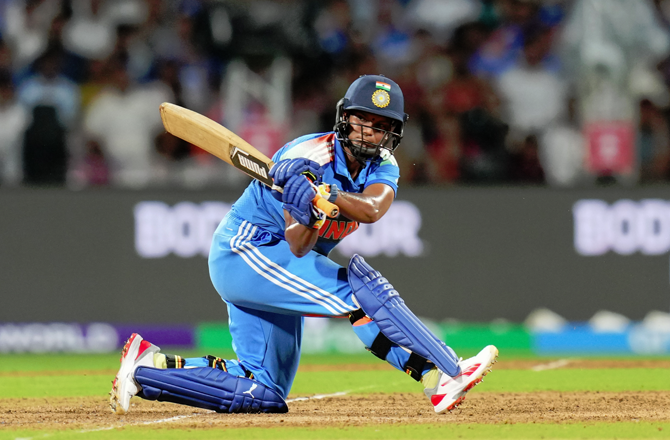 ۱۱) دپتی شرما خواتین کے ورلڈ کپ کے ایک سیزن میں ہندوستان کی سب سے زیادہ وکٹیں لینے والی بولر بن گئیں۔ ان کے پاس اب۲۲؍ وکٹ ہیں۔ دپتی نے ۱۹۸۱ء میں ششی کلا کلکرنی کا۲۰؍ وکٹوں کا ریکارڈ توڑا۔