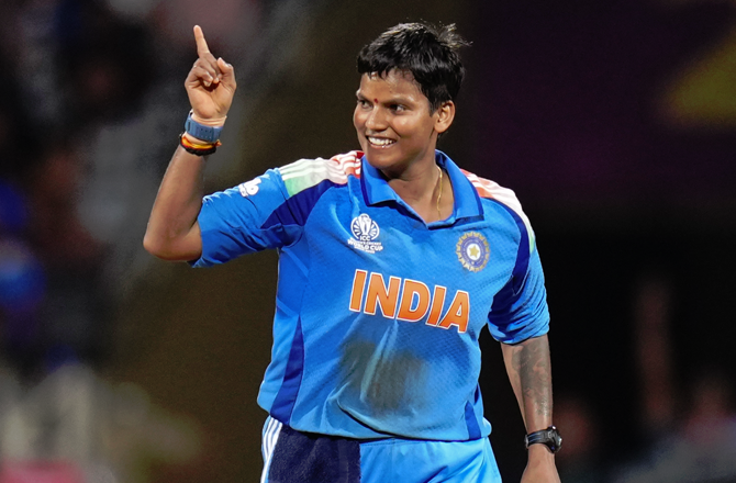 &nbsp;۳) دپتی شرما نے اس ویمنز ورلڈ کپ میں ۲۲؍ وکٹ حاصل &nbsp;کئے اور وہ ٹورنامنٹ کی سب سے زیادہ وکٹ لینے والی کھلاڑی بن گئیں۔ دپتی ۳۵؍ وکٹوں کے ساتھ ورلڈ کپ میں ہندوستان کے لئے دوسرے سب سے زیادہ وکٹ لینے والی بولر بھی &nbsp;بن گئیں۔