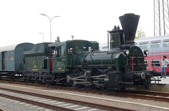 <p>جی کے بی ۶۷۱؍، آسٹریا (تعمیر شدہ۱۸۶۰ء): ۱۸۶۰ء کا یہ آسٹریا کا مال بردار بھاپ والا انجن اب بھی گریز کوفلاچ ریلوے میں کام کر رہا ہے، جو باقاعدگی سے سیاحوں کو لے جاتا ہے۔ یہ یورپ کے قدیم ترین چلنے والے بھاپ کے انجنوں میں سے ایک ہے۔</p>