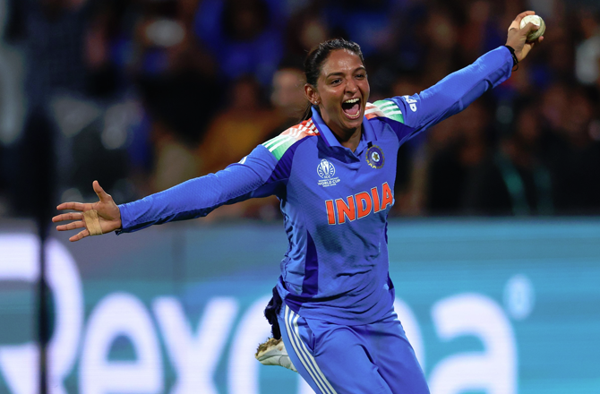 ۹) &nbsp;ہرمن پریت کور نے خواتین کے ون ڈے ورلڈ کپ کے ناک آؤٹ (سیمی فائنل اور فائنل) میں سب سے زیادہ رنز بنائے ہیں۔ اب ان کے ۴؍ میچوں میں۳۳۱؍ رنز ہیں۔ بیلنڈا کلارک نے۶؍ میچوں میں۳۳۰؍ رنز بنائے تھے۔