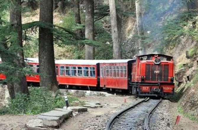 <p>کالکا-شملہ ریلوے، ہندوستان &nbsp;(۱۹۰۳ء شروع کی گئی ):یہ پہاڑی ریلوے کھڑی پہاڑیوں کے ذریعے اپنی انجینئرنگ کے لیے مشہور ہے۔ یہ بدستور فعال ہے اور ونٹیج اسٹیم اور ڈیزل انجنوں کے ساتھ سیاحوں کی توجہ کا ایک مشہور مقام ہے۔</p>