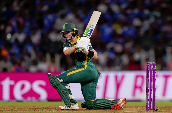 ۱۳)لورا وولوارڈٹ &nbsp; کے پاس خواتین کے یکروزہ &nbsp;ورلڈ کپ میں سب سے زیادہ ۵۰+ اسکور کا ریکارڈ ہے۔ یہ ان کا۱۴؍ واں۵۰+ اسکور تھا۔ لورا سے پہلے ہندوستان کی سابق کپتان میتھالی راج نے ۱۳؍ بار یہ کارنامہ انجام دیا تھا۔