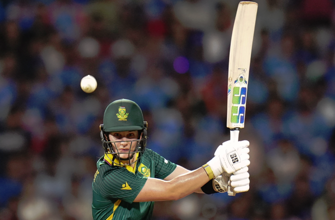 ۱۲) جنوبی افریقہ کی کپتان لورا وولوارڈٹ ویمنز ورلڈ کپ کے ایک سیزن میں سب سے زیادہ رن بنانے والی کھلاڑی بن گئیں۔ ان کے اب۵۷۱؍ رنز ہیں۔ لورا نے آسٹریلیا کی ایلیسا ہیلی کے ریکارڈ کو پیچھے چھوڑ دیا، جنہوں نے &nbsp;۲۰۲۱ء میں ۵۰۹؍رنز بنائے تھے۔