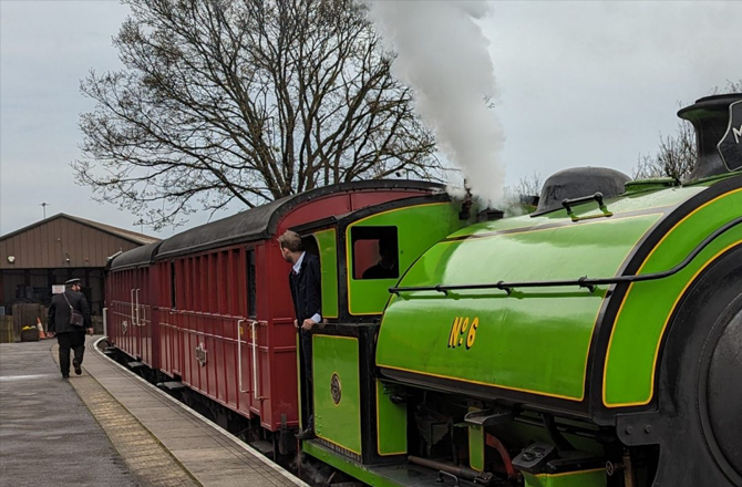 <p>مڈلٹن ریلوے، برطانیہ (۱۷۵۸ء میں قائم):یارکشائر میں مڈلٹن ریلوے دنیا کی سب سے قدیم مسلسل کام کرنے والی ریلوے ہے حالانکہ اسے جدید بنایا گیا ہے۔ اس کی شروعات گھوڑوں سے چلنے والی کوئلے کی ویگن وے کے طور پر ہوئی تھی اور اب یہ ورثے کی بھاپ والی ٹرینیں چلاتی ہے۔</p>