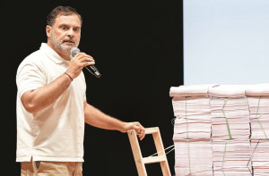 راہل گاندھی کی ’ووٹ چوری مہم‘پر سبکدوش ججوں اورافسران کو اعتراض