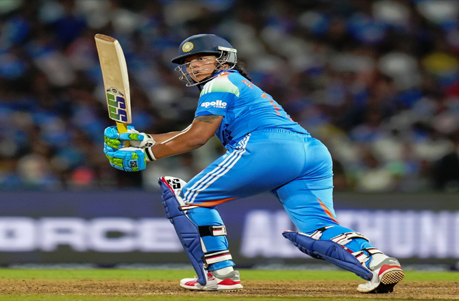 ۱۰) رچا گھوش نے ویمنز ورلڈ کپ کے ایک ایڈیشن میں سب سے زیادہ چھکے لگائے ہیں۔ انہوں نے فائنل میں۲؍ چھکے لگائے، جس سے ٹورنامنٹ میں ان کی مجموعی تعداد ۱۲؍ ہوگئی۔ ویسٹ انڈیز کی ڈینڈرا ڈوٹن اور جنوبی افریقہ کی لیزیل لی نے بالترتیب ۲۰۱۳ء اور۲۰۱۷ء میں ۱۲؍چھکے لگائے۔