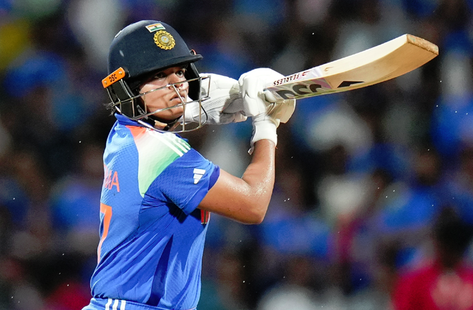 ۶) شیفالی ورما خواتین کے ورلڈ کپ کے فائنل میں ففٹی بنانے والی سب سے کم عمر کھلاڑی بن گئیں۔ انہوں نے یہ کارنامہ۲۱؍ سال ۲۷۸؍ دن کی عمر میں حاصل کیا۔ ان سے پہلے آسٹریلیا کی جے ای ڈفن نے ۲۰۱۳ءکے ورلڈ کپ میں ۲۳؍سال ۲۳۵؍ دن کی عمر میں ففٹی اسکور کی تھی۔