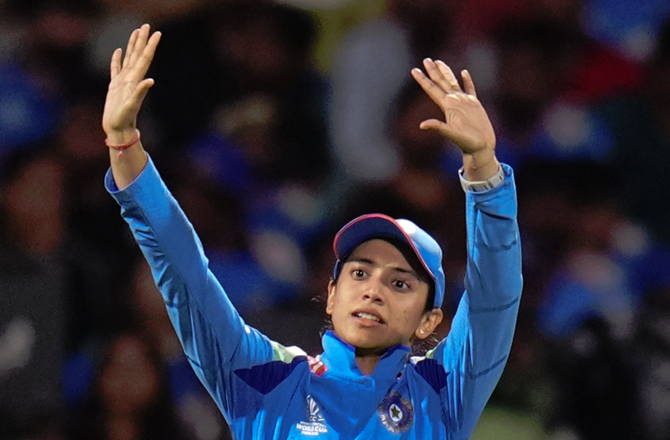 ۸)اسمرتی مندھانا ویمنز ورلڈ کپ کے ایک ہی ایڈیشن میں کسی ہندوستانی کے لیے سب سے زیادہ رنز بنانے والی کھلاڑی بن گئیں۔ انہوں نے اس ورلڈ کپ میں ۹؍ میچوں میں ۴۳۴؍ رنز بنائے۔ اس سے قبل یہ ریکارڈ میتھالی راج کے پاس تھا جنہوں نے۲۰۱۷ء کے ورلڈ کپ میں ۴۰۹؍ رنز بنائے تھے۔