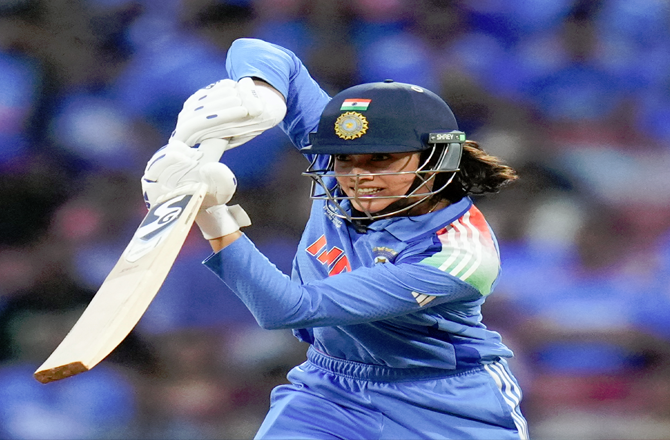 &nbsp;۲) &nbsp;اسمرتی مندھانا اس ورلڈ کپ میں دوسری سب سے زیادہ اسکورر تھیں، جنہوں نے۹؍ میچوں میں ۴۳۴؍ رنز بنائے۔ جنوبی افریقہ کی کپتان لورا وولوارڈٹ پہلی رہیں جنہوں نے ۵۷۱؍ رنز بنائے۔