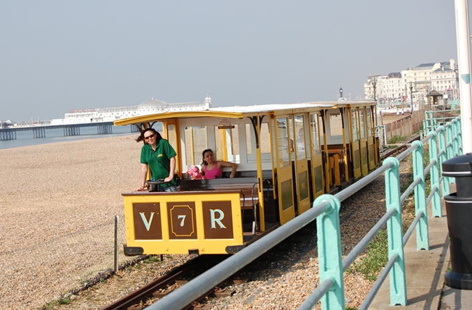 <p>وولک کی الیکٹرک ریلوے، برطانیہ &nbsp;(۱۸۸۳ء میں شروع کی گئی ):سب سے پرانی الیکٹرک ریلوے جو مسلسل کام کرتی ہے، یہ برائٹن سمندری کنارے کے ساتھ چلتی ہے اور الیکٹرک ریل ٹرانسپورٹ کی ابتدائی عمر کو ظاہر کرتی ہے۔</p>