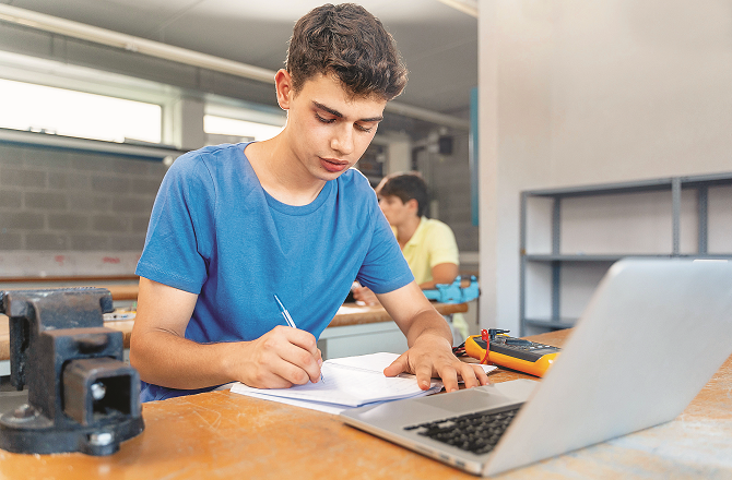 مرکزی حکومت نے جاری کئے ہیں یہ چھ اے آئی کورسیز، بالکل فری