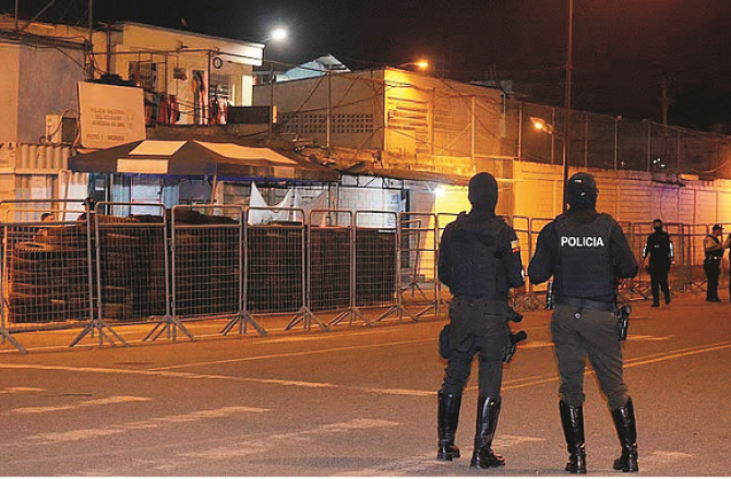 Police personnel can be seen deployed outside Mashala Jail. Photo: INN
