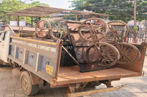 بھیونڈی: غیر قانونی بینروں اور قبضہ کیخلاف بلدیہ کی کارروائی