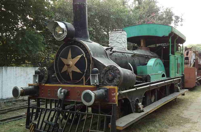 <p>فیری کوئین، ہندوستان (تعمیر شدہ۱۸۵۵ء): فیری کوئین دنیا کا سب سے قدیم کام کرنے والا بھاپ کا انجن ہے، جو ۱۸۵۵ء میں خدمات &nbsp;میں داخل ہوا تھا۔ یہ کبھی کبھار نئی دہلی اور الور کے درمیان چلتا ہے اور گنیز ورلڈ ریکارڈ میں &nbsp;اس کا نام درج ہے۔</p>