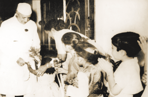 سائنس کی نئی اور تعجب خیز باتیں کم عمر ہی سے نہرو کے ذہن پر اثر کر گئی تھیں