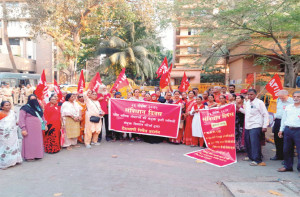  یومِ آئین پراپنے حق کیلئے مزدوروں کا  مورچہ  