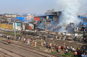 ممبئی کے دھاراوی علاقے میں زبردست آتشزدگی ، ہاربر لائن لوکل ٹرین خدمات متاثر