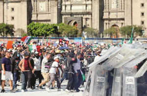 میکسیکو میں جین زی کا احتجاج شدید، صدارتی محل کی حفاظتی دیوار توڑ دی 