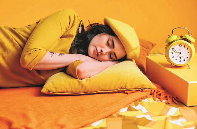 سوتے وقت آنکھیں خود بخود بند ہو جاتی ہیں، کیوں؟ 