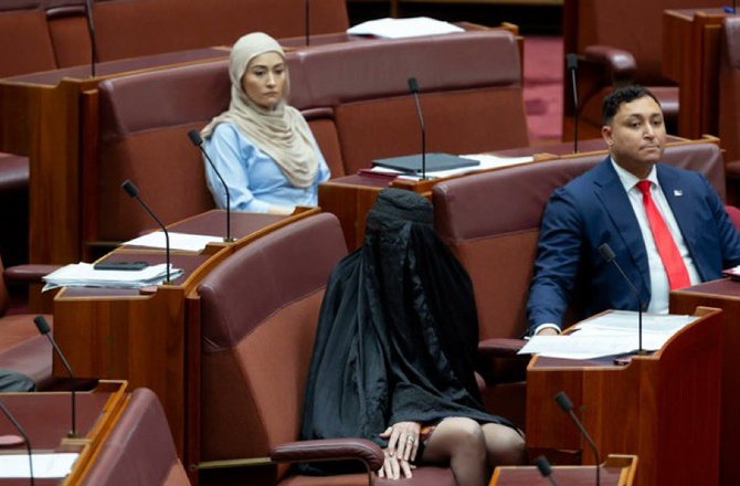 آسٹریلوی سینیٹر پولین ہینسن نے پارلیمنٹ میں برقع پہن کر تنازع کھڑا کیا 