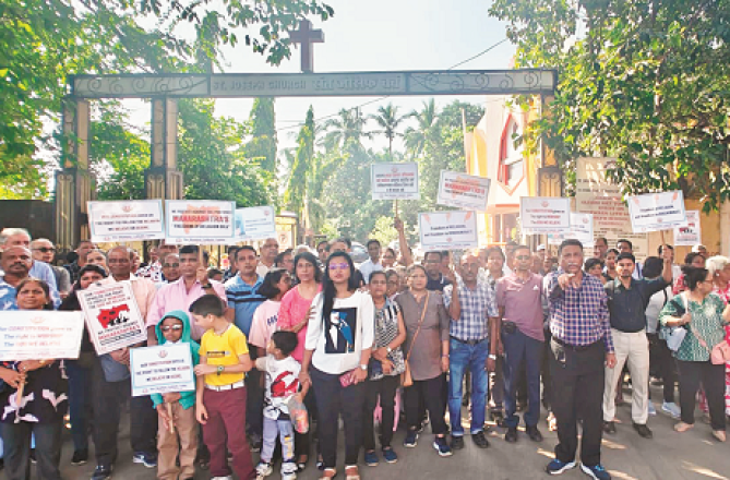 Protest outside St. Joseph`s Church in Vikhroli. Photo: INN