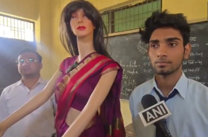 بلند شہر، یوپی: ایک طالب علم نے’اے آئی معلم روبوٹ‘ تیار کیا، سوشل میڈیا پر ٹرول